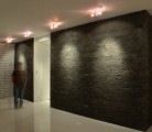 Kamienna ściana pod RTV w salonie